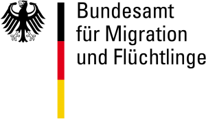 Das Logo des Bundesamtes für Migration und Flüchtlinge (BAMF). Links ist der schwarze Bundesadler abgebildet, daneben ein senkrechter Balken in den Farben der deutschen Flagge: oben Schwarz, in der Mitte Rot und unten Goldgelb. Rechts daneben steht in schwarzer Schrift der Name „Bundesamt für Migration und Flüchtlinge“.