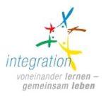 Integration Ein farbenfrohes Logo, das in abstrakter Form Menschen darstellt. Die Figuren bestehen aus verschiedenen Farben: Blau, Rot, Grün und Gelb, die wie Pinselstriche oder Flügel anmuten. Unterhalb der Figuren steht der Text „Integration – voneinander lernen – gemeinsam leben“ in einer modernen, klaren Schrift.