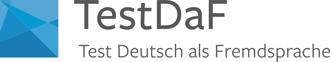 Das Logo von „TestDaF“, einem Sprachtest für Deutsch als Fremdsprache. Links ist ein quadratisches Symbol in verschiedenen Blautönen zu sehen, das aus überlappenden Dreiecken besteht. Rechts daneben steht in großer grauer Schrift „TestDaF“ und darunter in kleinerer Schrift „Test Deutsch als Fremdsprache“.